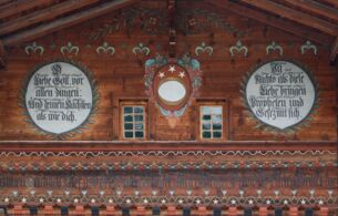 Giebelfeld nach der Restaurierung.jpg
