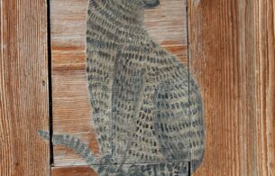 Sitzende Katze nach der Restaurierung.jpg