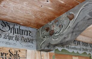 Konsolenmalerei und Schrift nach der Restaurierung.jpg